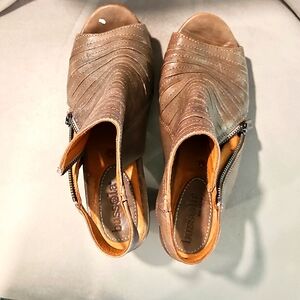 NEW NEVER WORN BUSSOLA PEEP TOE SANDALS